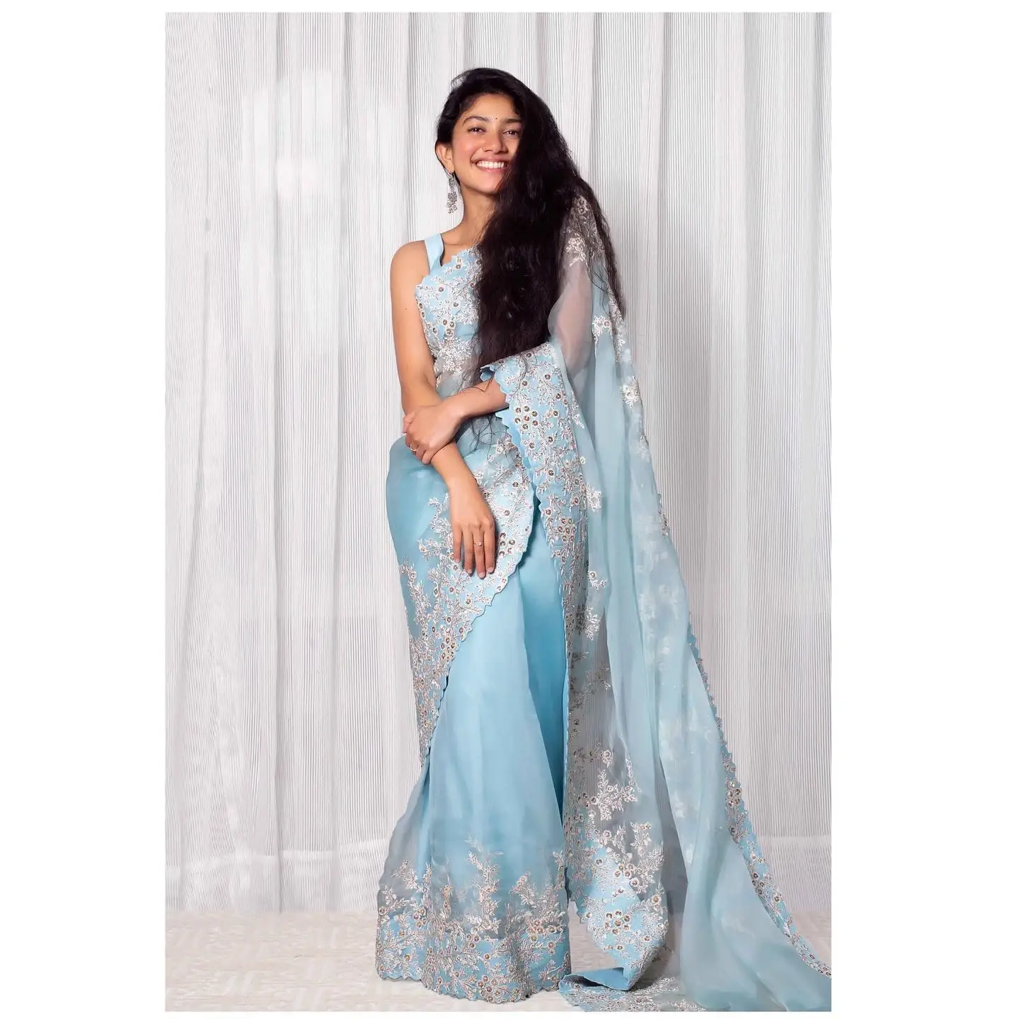 INDIAN GIRL SAI PALLAVI LONG HAIR IN SLEEVELESS BLUE SAREE 5